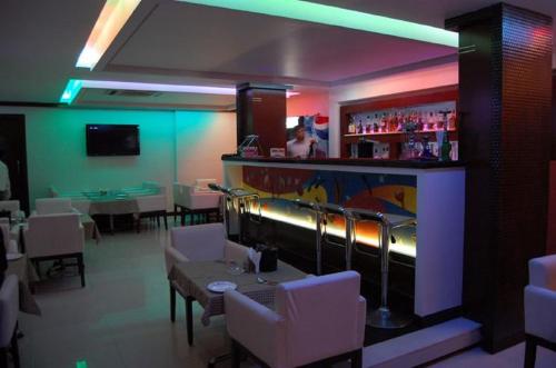 Lounge oder Bar in der Unterkunft Hotel Amit International