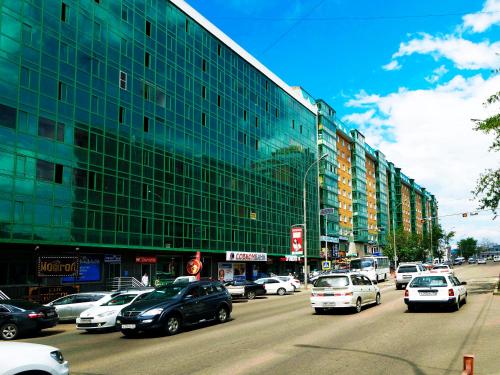 une rue urbaine animée avec des voitures garées devant un bâtiment dans l'établissement City center! Smolina street 79, 8, à Ulan-Ude