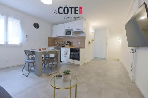 a kitchen with a table and chairs in a room at Duplex Villebois in Port-de-Bouc