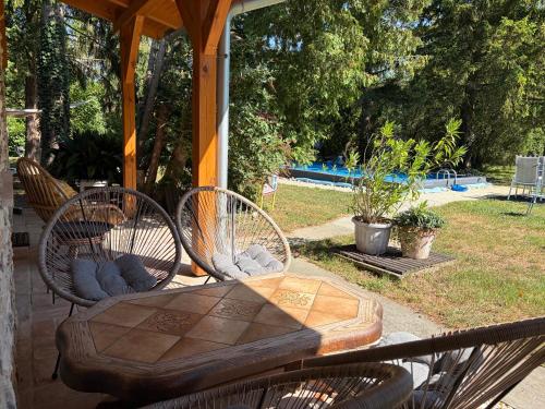 a wooden table and chairs on a patio at Fonfa Liget in Sénye