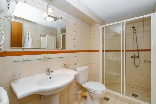 ein Badezimmer mit Waschbecken, Toilette und Dusche in der Unterkunft Hotel Fenix - All Inclusive in Sonnenstrand
