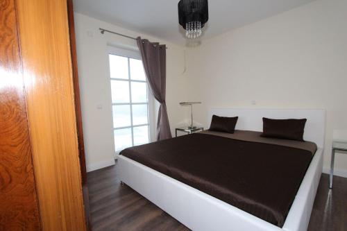 a bedroom with a black and white bed and a window at Kiek-Ut-OG-mit-Studio-Nr-3 in Haby