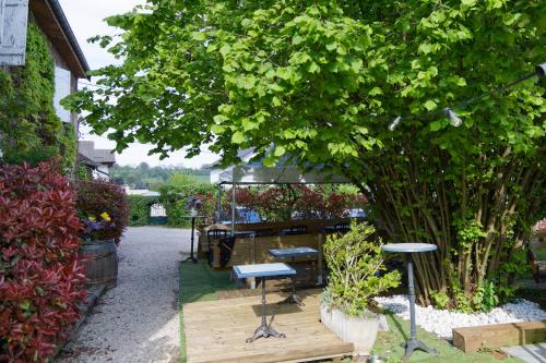a garden with a table and a tree at Villla DUO in Besançon