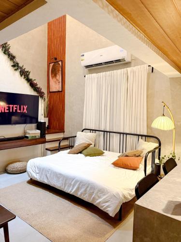 a bedroom with a large bed in a room at Sharma Nosso Canto in Arayat