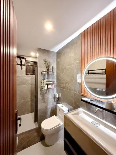 a bathroom with a toilet and a sink and a mirror at Sharma Nosso Canto in Arayat