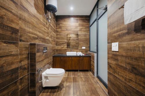 a bathroom with a toilet and a sink at Dream Haven Kasauli in Kasauli