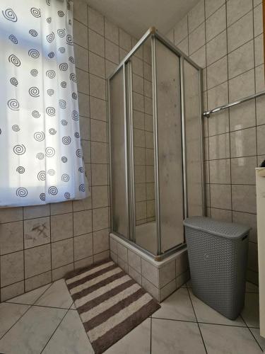 a shower in a bathroom with a shower curtain at Plauen-West in Plauen