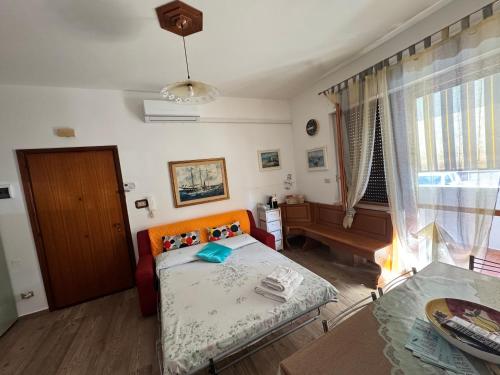 a small room with a bed and a table at La casetta di Nino in Termoli