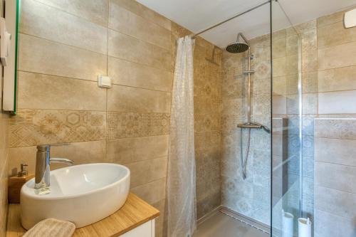a bathroom with a sink and a shower at Mas Des Jeux - Gîte Grenache in Saint-Laurent-dʼAigouze