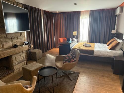a hotel room with a bed and a fireplace at Hotel SKØL in Strassen
