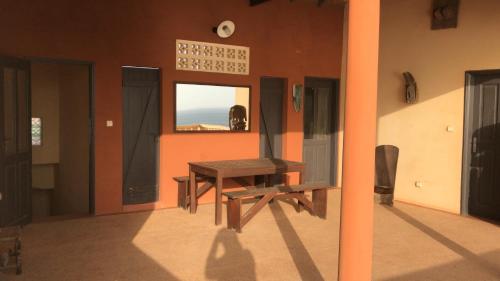 a wooden bench in a room with a window at Villa Atlantique Toubab Dialo in Toubab Dialaw