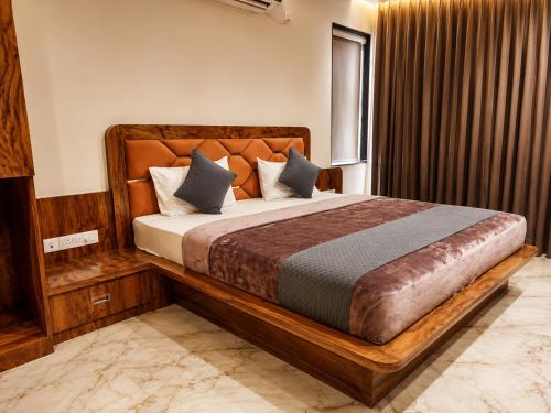 a bedroom with a large bed in a room at The Metro Hotel in Panhāla