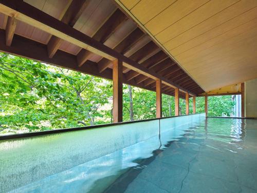 an empty swimming pool with a wooden roof at Jozankei View Hotel in Jozankei