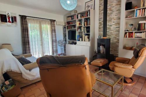Spacious house with pool close to the sea