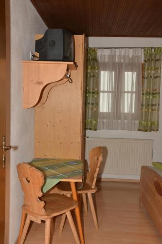 a room with two chairs and a table and a tv at Klein Schöntal in Göstling an der Ybbs