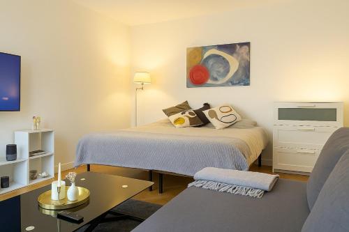 Bright 35 m Apartment with Private Terrace near Metro Lines 6, 8 & 10