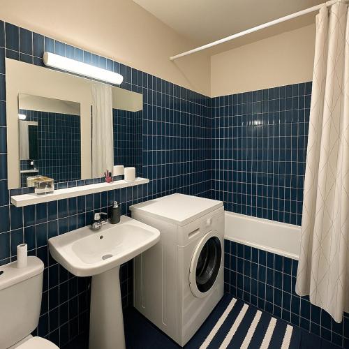 Bright 35 m Apartment with Private Terrace near Metro Lines 6, 8 & 10