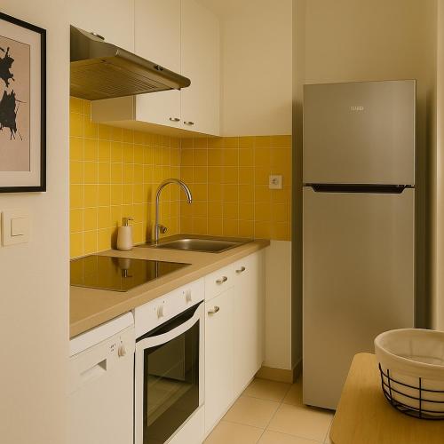 Bright 35 m Apartment with Private Terrace near Metro Lines 6, 8 & 10