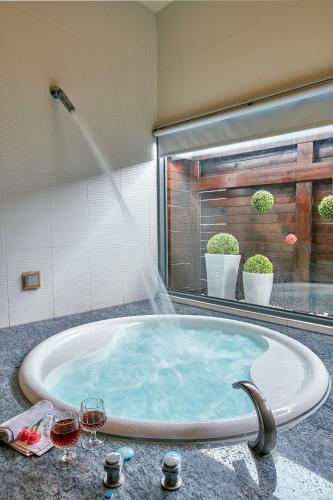 eine Badewanne mit einem Brunnen im Bad in der Unterkunft Gold Motel in Puxin