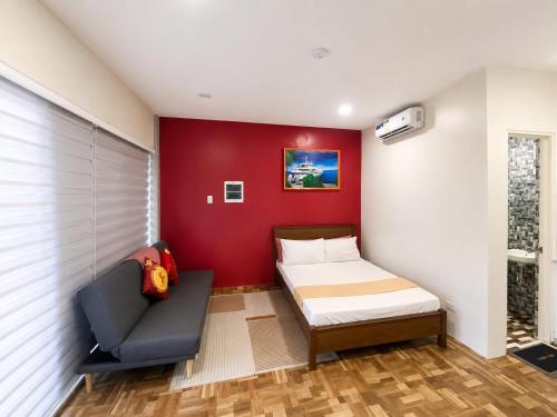 a small bedroom with a bed and a chair at M&S Cabina in Alburquerque