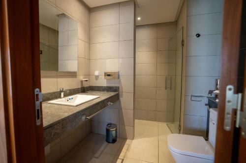a bathroom with a sink and a toilet at Zephyr Saidia in Saïdia