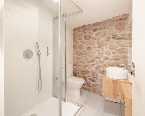 a bathroom with a shower and a toilet and a sink at Casa da Caleira in Fonte Arcada