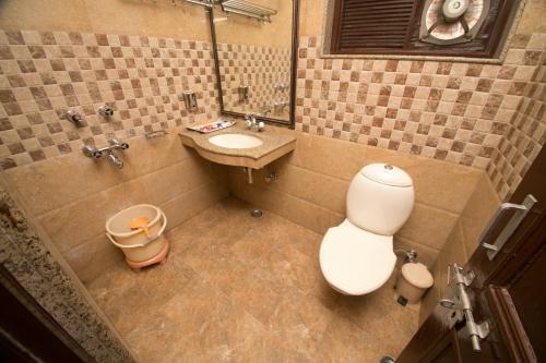 a bathroom with a toilet and a sink at Hotel Kalyan in Jaipur