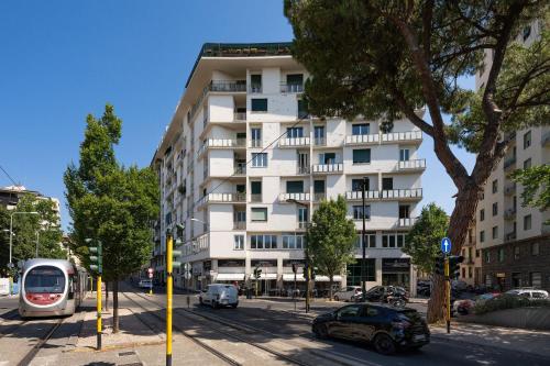 Leopoldo Bright with balcony
