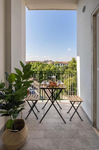 Leopoldo Bright with balcony