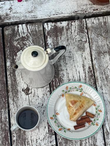a plate with a slice of pie and a cup of coffee at Siedlisko Urszulanka Dom in Policzna