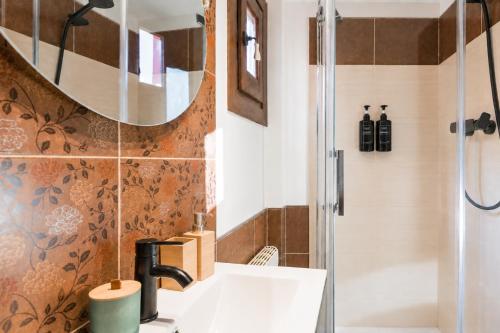 a bathroom with a sink and a shower at Apartamento La Contessina, junto a la Catedral in Toledo