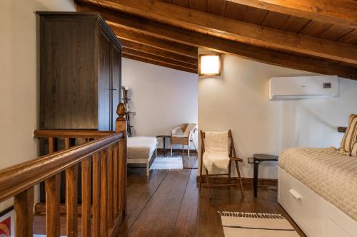 a bedroom with a staircase and a bed in a room at Apartamento La Contessina, junto a la Catedral in Toledo