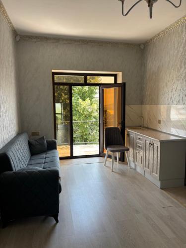 a living room with a couch and a table at Gunluk ev in Sheki