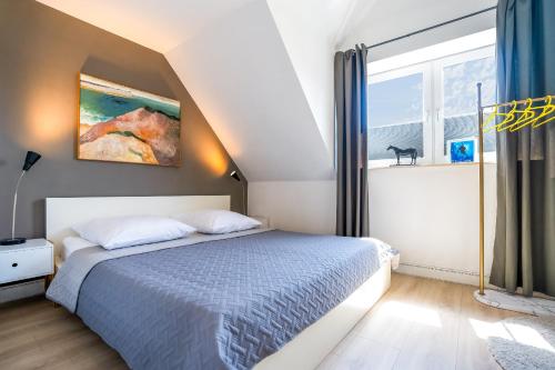 a bedroom with a bed and a window at Ülleken in Fehmarn