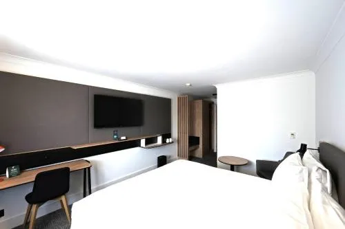 Holiday Inn Cardiff North M4 Jct 32 by IHG photo 13