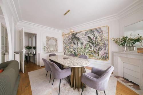Chic Luxury Apartment with Eiffel Tower Views