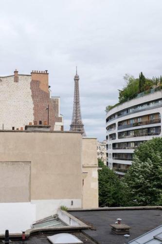 Chic Luxury Apartment with Eiffel Tower Views