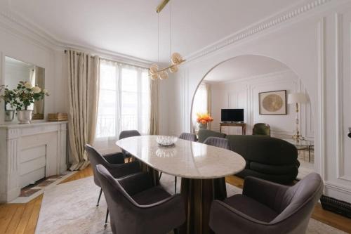 Chic Luxury Apartment with Eiffel Tower Views