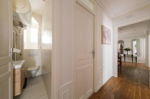Chic Luxury Apartment with Eiffel Tower Views
