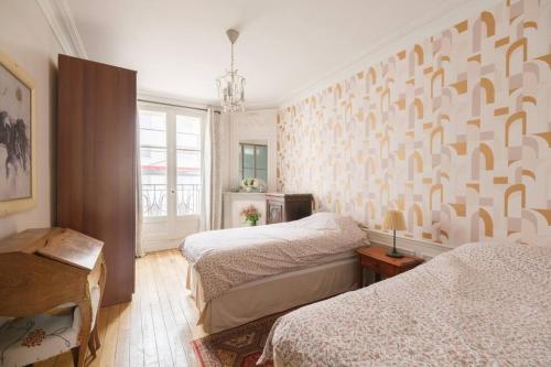 Chic Luxury Apartment with Eiffel Tower Views