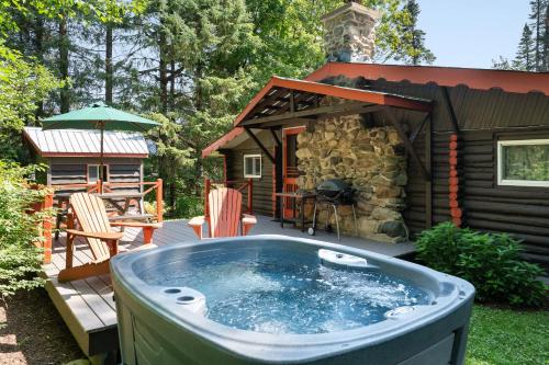 a hot tub in the yard next to a cabin at Spa Nature & Mountain - Le Pinacle in Frelighsburg