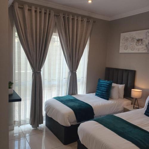 a hotel room with two beds and a window at Cabana Vista 4 in La Mercy