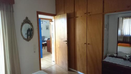 uma sala de estar com um espelho e um quarto com um espelho em Jordi em Artemida
