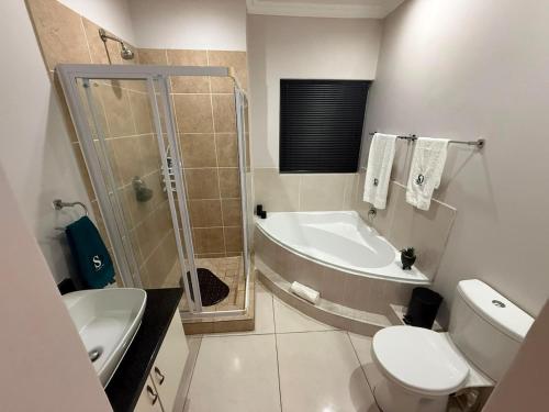 a bathroom with a tub and a toilet and a sink at Cabana Vista 4 in La Mercy