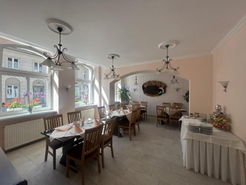 a dining room with tables and chairs in a restaurant at DREI SEEN HOTEL BRANDENBURG in Lindow Ratskeller in Lindow