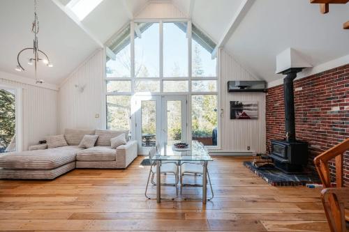 a living room with a couch and a table at Spa & River - Chalet de la riviere Pauze in Chertsey