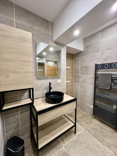 a bathroom with a sink and a mirror at Le Gustave - Proche ville in La Rochelle