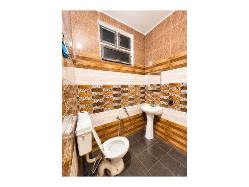 a bathroom with a toilet and a sink at निर्मला पैलेस अयोध्या राम मंदिर - Hotel The New Nirmala Palace Ayodhya Near-Ram-Janmabhoomi-and-Ayodhya-Ram-Mandir-with-parking-and-Restaurant-Facilities - Best Hotel In Ayodhya in Ayodhya