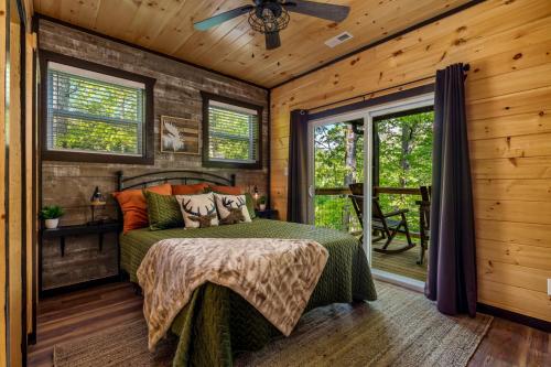 a bedroom in a log cabin with a bed at Mountain Majesty By Ghosal Luxury Lodging in Gatlinburg