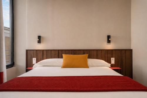a bedroom with a large bed with a wooden headboard at Lemonade Stays Santiago de Compostela in Santiago de Compostela